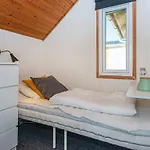 4 Person In